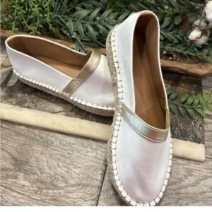 Michell McDowell Size 9 White and Gold Espadrille Boutique Flats‎